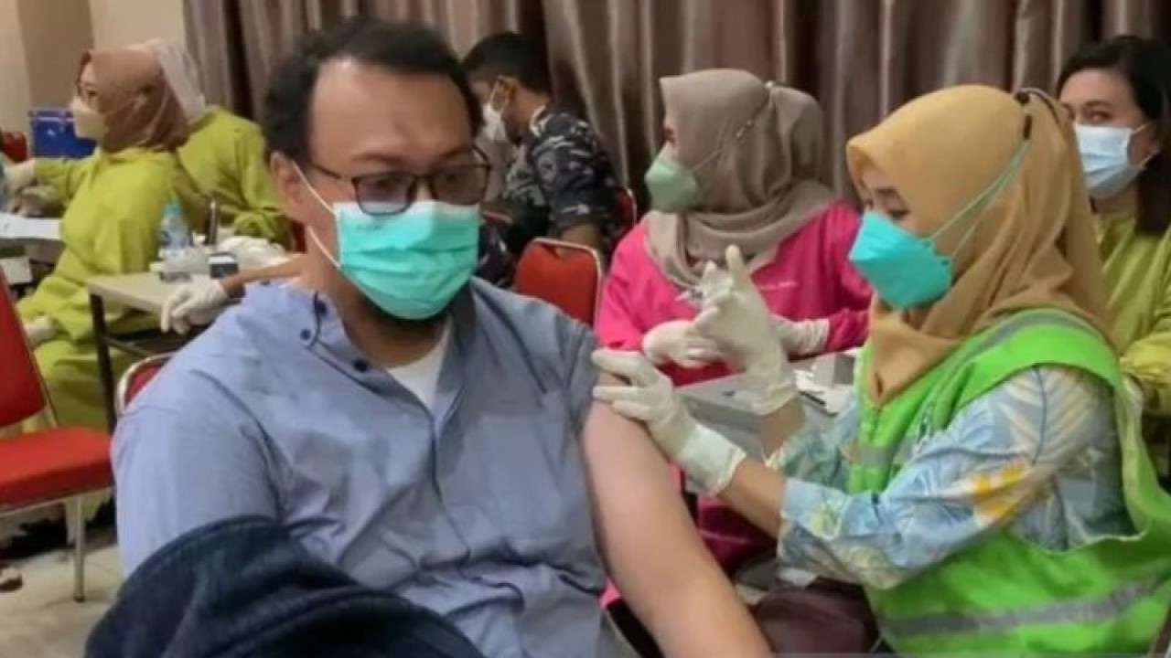 Petugas kesehatan di Kalsel saat memberikan suntik vaksin COVID-19 kepada warga. (ANTARA/HO)