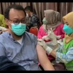 Petugas kesehatan di Kalsel saat memberikan suntik vaksin COVID-19 kepada warga. (ANTARA/HO)-1674528130