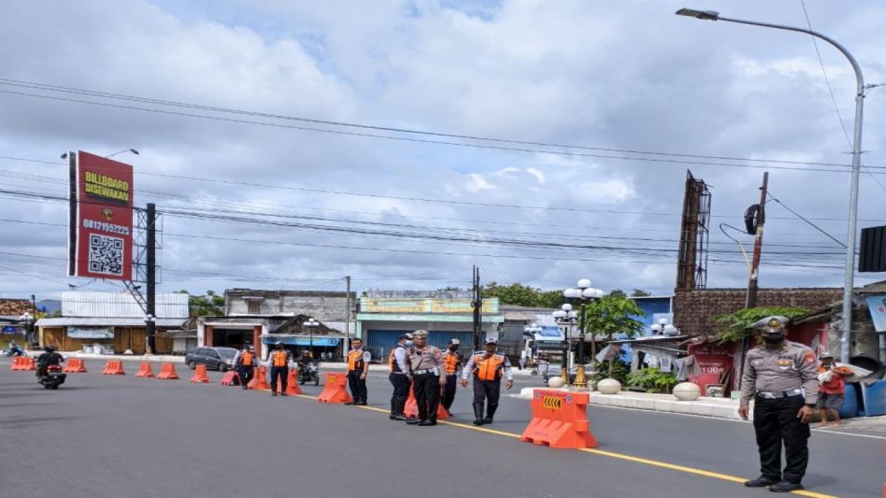 Petugas melakukan penataan kawasan Tugu Tobong di Playen, Kabupaten Gunungkidul. (ANTARA/Dokumen istimewa)
