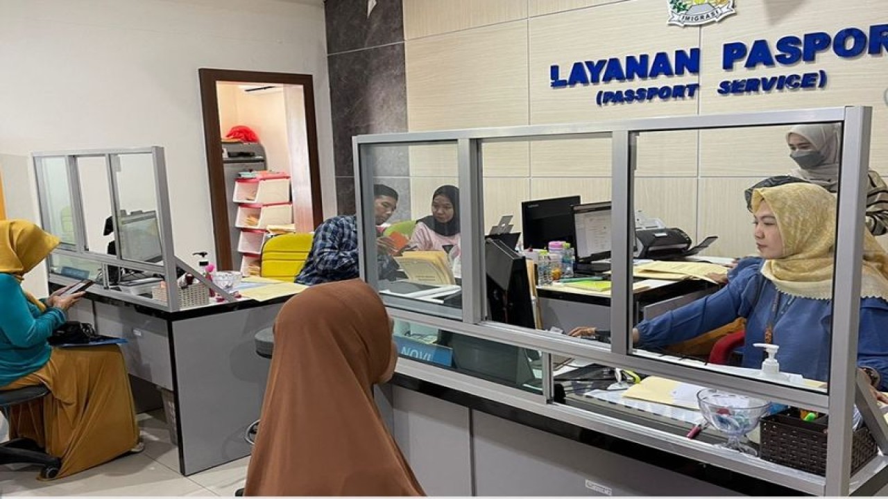 Petugas melayani permohonan paspor di kantor imigrasi. (ANTARA/HO-Kanwil Kemenkumham Kalteng)