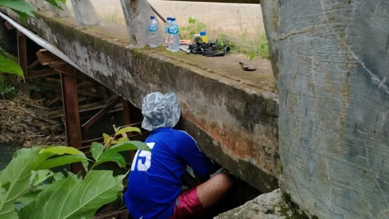 Petugas PDAM Tirta Selagan Kabupaten Mukomuko memperbaiki pipa air yang rusak, Selasa (10/1/2022) ANTARA/HO-Istimewa.