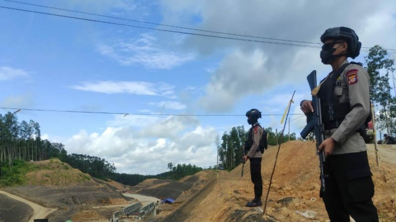 Petugas polisi berjaga di proyek IKN di Sepaku, Penajam Paser Utara, Kalimantan Timur.