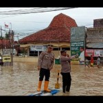 Petugas Polres Sampang mengatur arus lalu lintas di lokasi banjir di Kota Sampang, Jawa Timur, Minggu (1/1/2023). ANTARA/HO-Polres Sampang-1672626498