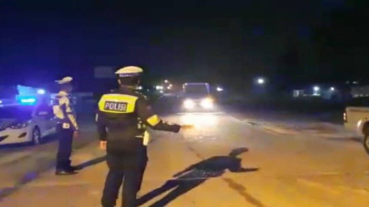 Petugas Polresta Pekanbaru saat melakukan razia pada malam hari. (ANTARA/dok)