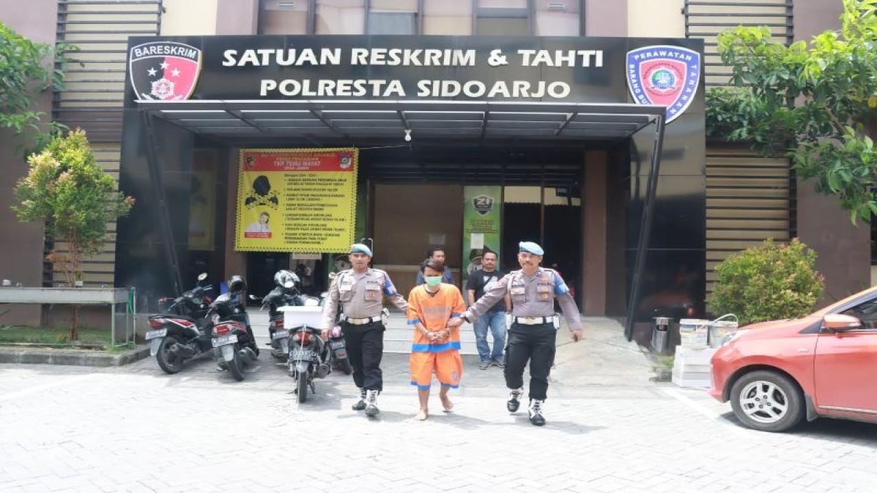 Petugas Polresta Sidoarjo menggelandang seorang pelaku pembunuhan di wilayah Sedati, Sidoarjo. ANTARA/HO-Polresta Sidoarjo.
