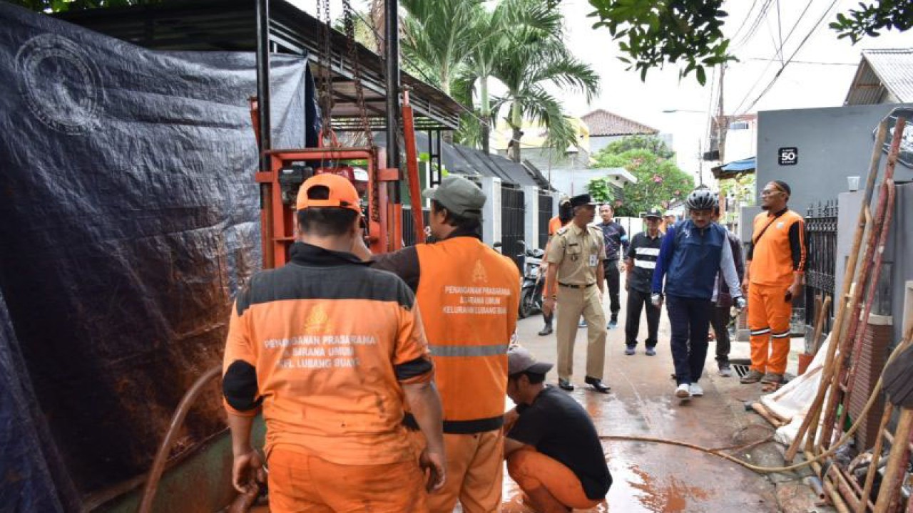 Petugas PPSU membangun sumur resapan di Lubang Buaya, Jakarta, Selasa (25/10/2022). ANTARA/HO-Kominfotik Jakarta Timur