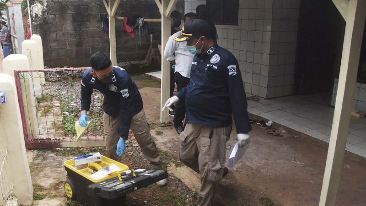 Sejumlah petugas Pusat Laboratorium Forensik Mabes Polri  mengambil sampel dari rumah tempat kejadian lima orang yang diduga keracunan di Bantargebang, Bekasi, Jawa Barat, Senin (16/1/2023). Menurut polisi pengambilan sampel dari rumah tersebut dilakukan setelah jumlah korban meninggal akibat keracunan bertambah menjadi tiga dan dua korban lainnya masih dalam perawatan di rumah sakit  ANTARA FOTO/Fakhri Hermansyah/aww.