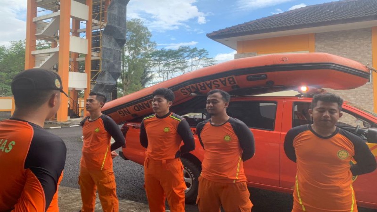 Petugas SAR bersiap melakukan pencarian seorang nelayan yang hilang di perairan Legok Jawa, Kabupaten Pangandaran, Jawa Barat, Jumat (6/1/2023). (ANTARA/HO-Basarnas)