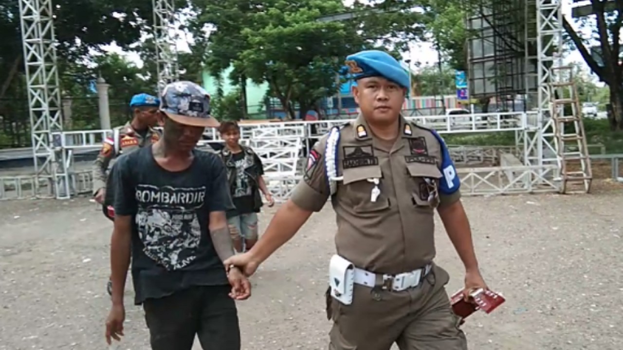 Dokumen - Petugas Satpol PP Kendari, saat mengamankan anak jalanan yang setiap hari meminta balas kasian dari setiap pengendara di sejumlah sudut jalan di kota ini. (Foto ANTARA/Azis Senong)