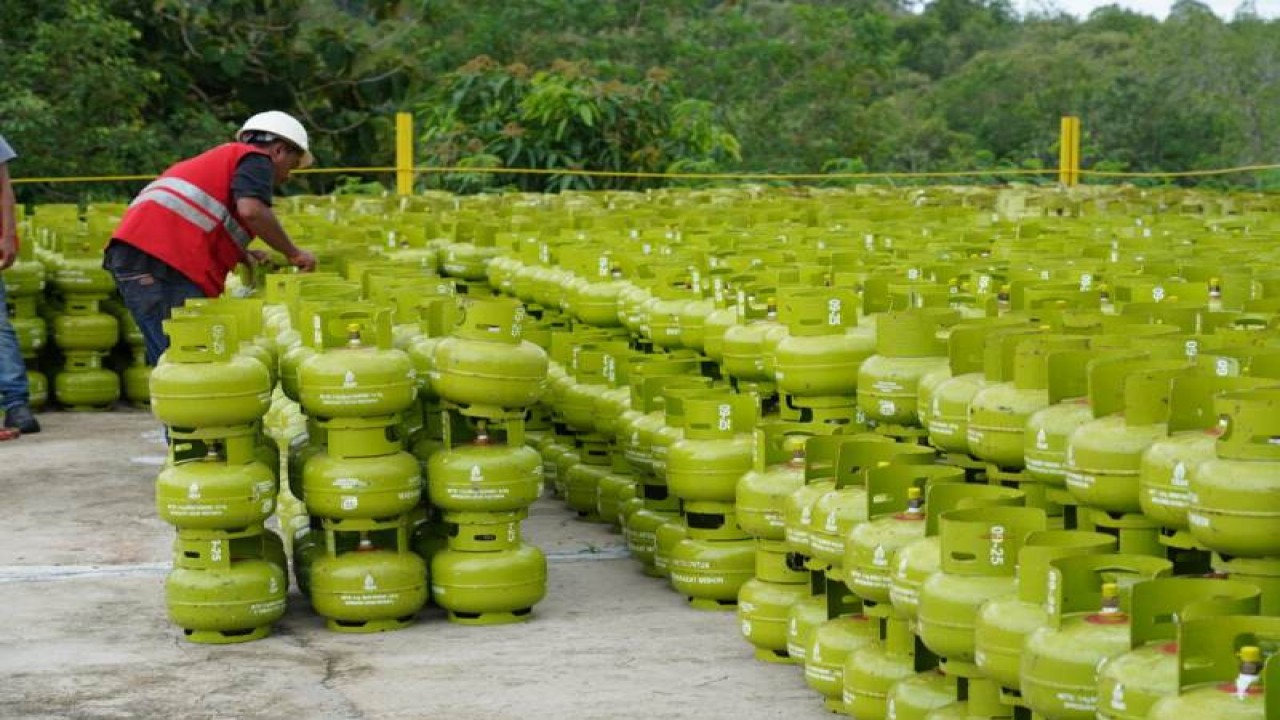Petugas tengah menata elpiji tabung 3 kg. ANTARA/HO-PT Pertamina Sumbagsel