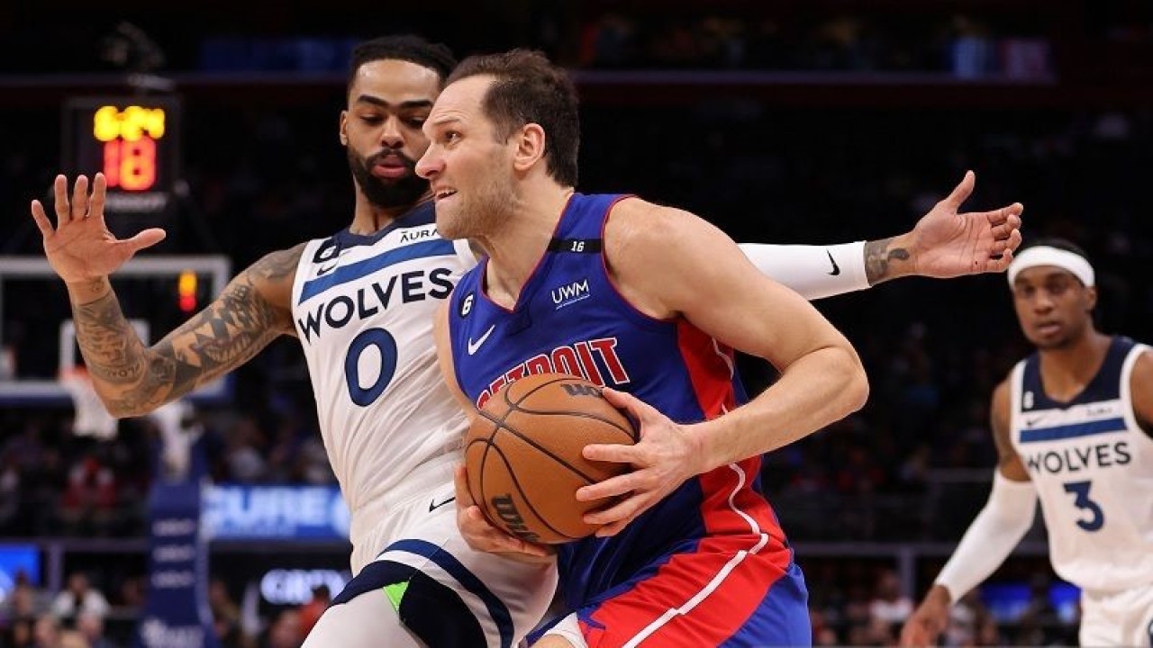 Pebasket Detroit Pistons Bojan Bogdanovic (kanan) berusaha melewati hadangan pemain Minnesota Timberwolves D'Angelo Russell dalam gim lanjutan NBA di Little Caesars Arena, Michigan, Amerika Serikat, Rabu (11/1/2023) waktu setempat. (ANTARA/AFP/GETTY IMAGES/Gregory Shamus)