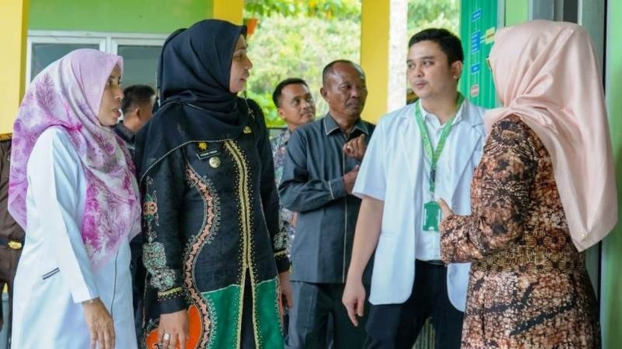 Pj Bupati Nagan Raya, Provinsi Aceh, berbincang dengan tenaga dokter seusai meresmikan Puskesmas rawat inap di Desa Lueng Keubeu Jagat, Kecamatan Tripa Makmuur, Kamis (12/1/2023). (ANTARA/HO-Dok Pemkab Nagan Raya)