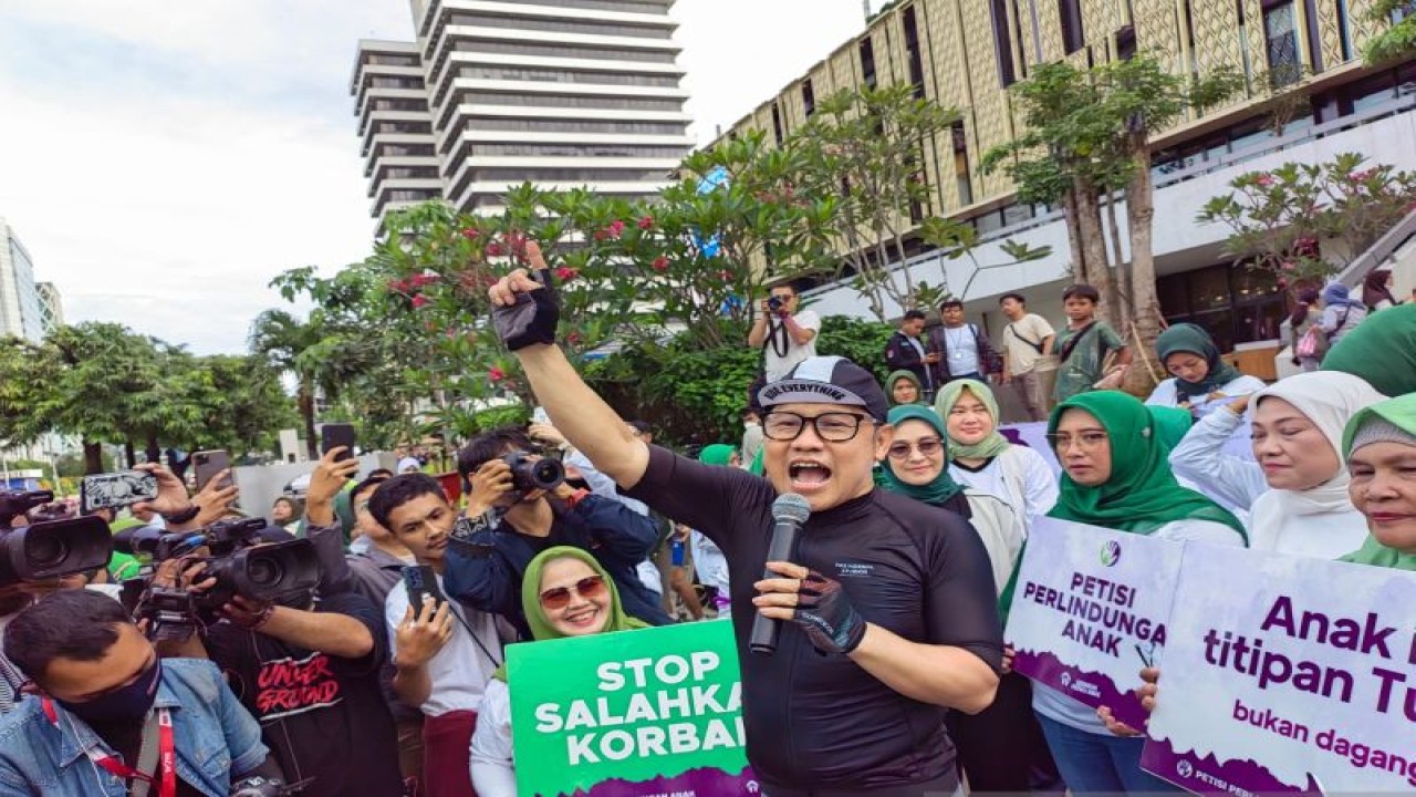 Ketua Umum DPP PKB, Abdul Muhaimin Iskandar, selaku inisiator Gerakan Peduli Anak saat acara Penandatanganan Petisi Perlindungan Anak di Jakarta, Minggu (8/1/2023). ANTARA/Melalusa Susthira K