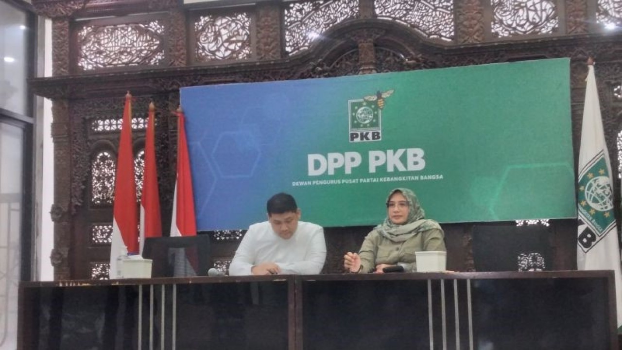 Ketua Bidang Kesehatan dan Perlindungan Anak DPP PKB Nihayatul Wafiroh (kanan) saat memberikan keterangan pers di Jakarta, Rabu (4/1/2023). (ANTARA/Fauzi Lamboka)