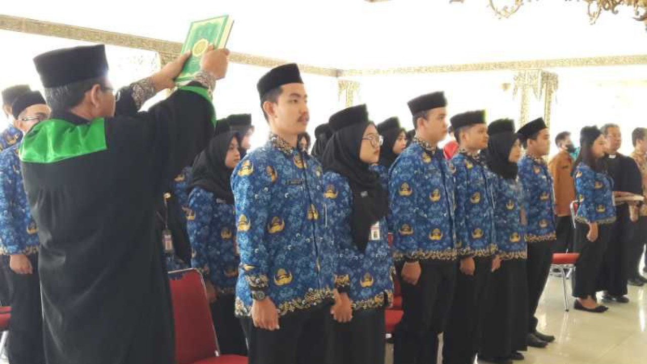 Sebanyak 23 orang lulusan PKN STAN dilantik menjadi PNS di Kabupaten Temanggung. ANTARA/Heru Suyitno