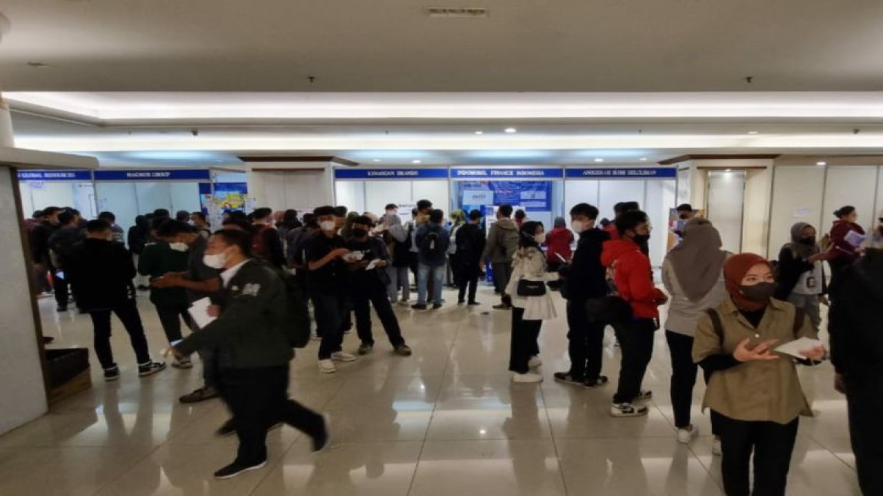 Pencari kerja tertib mengantre dalam kegiatan job fair yang diselenggarakan Suku Dinas Tenaga Kerja, Transmigrasi dan Energi Jakarta Selatan, di Plaza Semanggi, Selasa (25/10/2022). ANTARA/HO-Sudin Kominfotik Jaksel