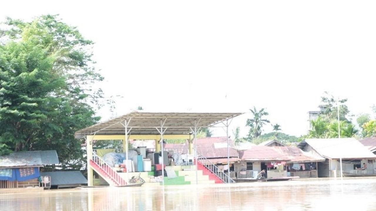 Ilustrasi: Warga menyelamatkan barang-barang rumah tangga disebuah bangunan tribun Lapangan Bola Kaki Bawah Kota Kuala Simpang yang selalu menjadi langganan banjir setiap kali sungai meluap dan memaksa warga ikut mengungsi, Minggu (22/1/2023). ANTARA/Dede Harison