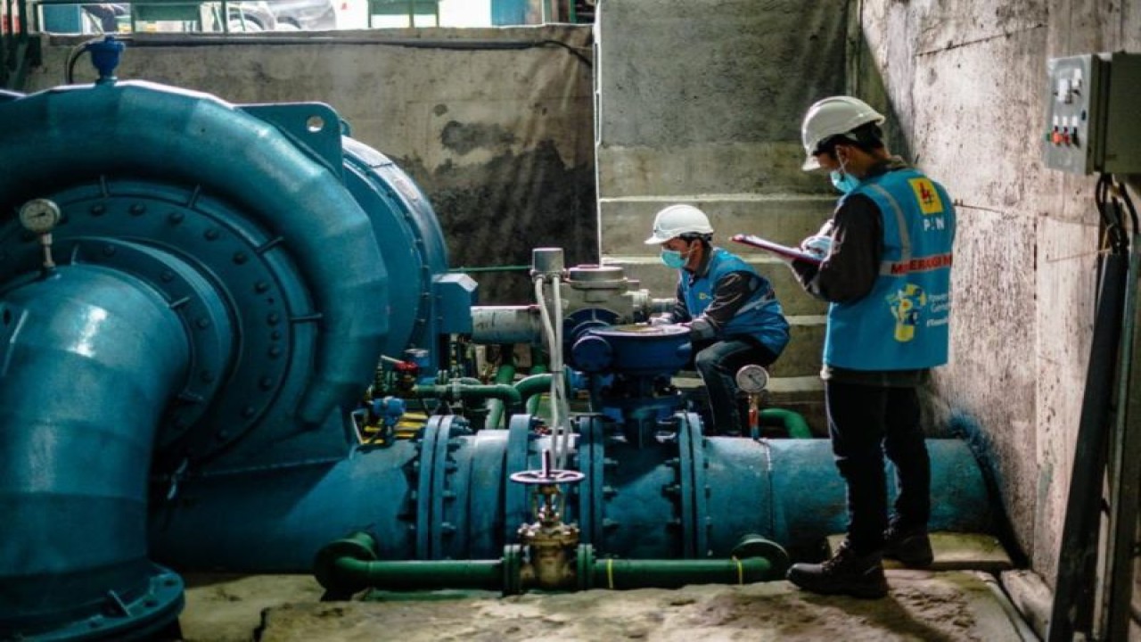 Karyawan PT PLN mengecek mesin Pembangkit Listrik Tenaga Uap (PLTU) Jeranjang di Kabupaten Lombok Barat, NTB. ANTARA/HO-PLN