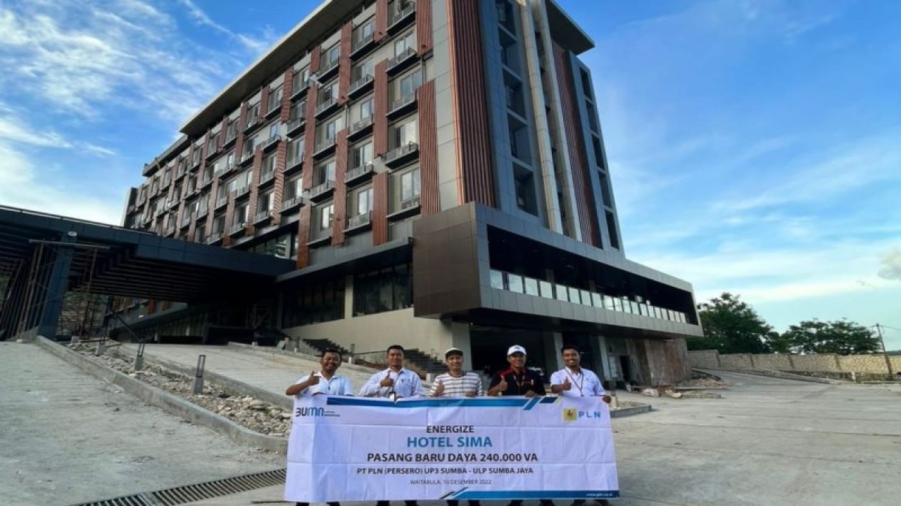 Perwakilan PLN ULP Sumba dan managemen Hotel Sima berposes bersama dalam kegiatan penyalaan perdana listrik untuk hotel tersebut. ANTARA/HO-Humas PLN UIW NTT.