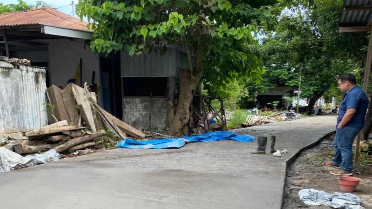 Seorang petugas menyaksikan kondisi jalan desa di Kabupaten Ende, Pulau Flores, NTT, yang dibangun menggunakan bahan material sisa pembakaran batubara atau Fly Ash Bottom Ash (FABA) yang diproduksi PLN Unit Induk Wilayah NTT. (ANTARA/HO-Humas PLN UIW NTT)