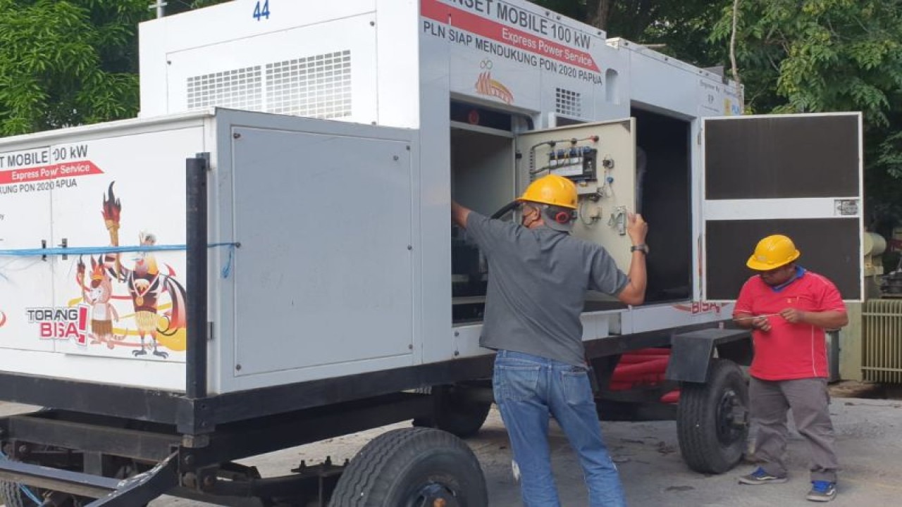 Petugas PLN menyiapkan ganset mobil yang dikerahkan untuk memulihkan pasokan listrik di Kabupaten Sabu Raijua, NTT, yang rusak akibat terbakarnya satu unit mesin pembangkit di daerah itu. (ANTARA/HO-Humas PLN UIW NTT)