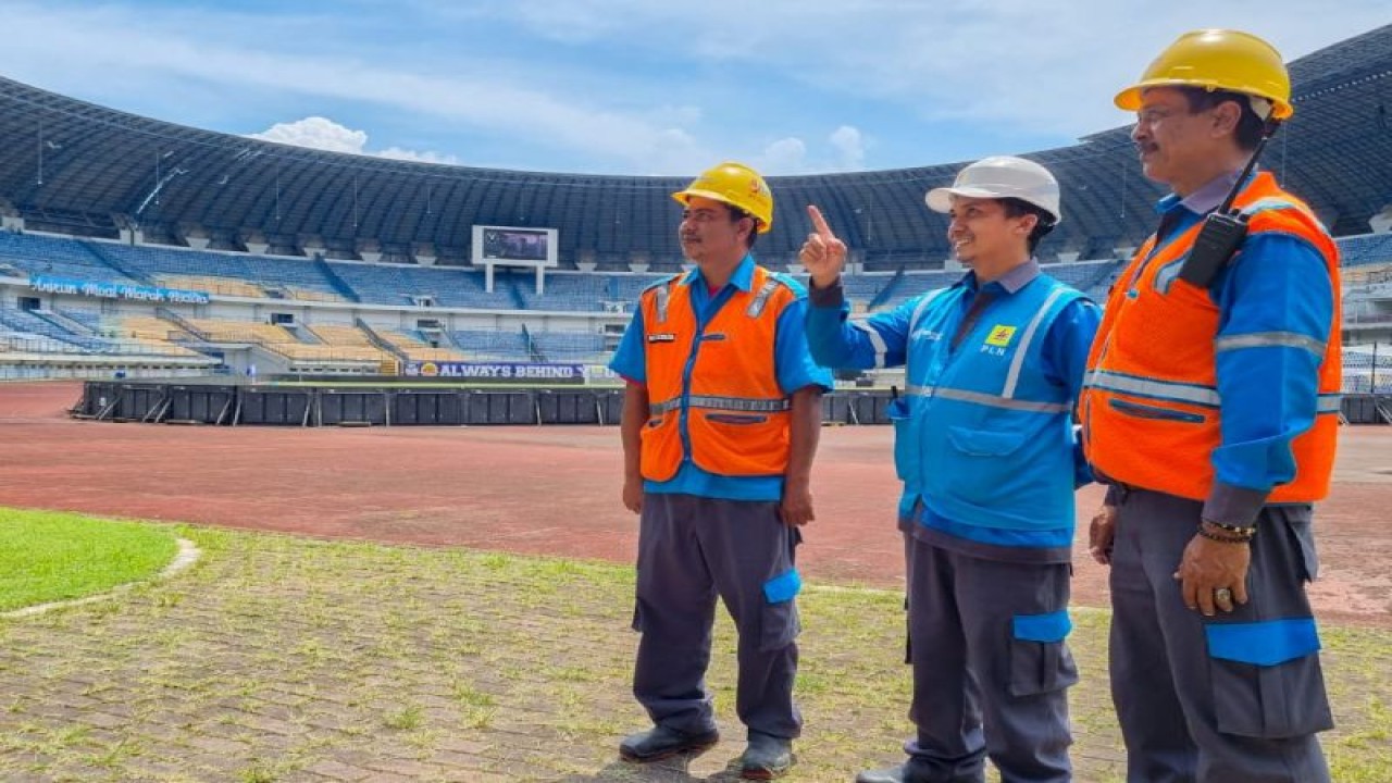 PT PLN (Persero) memastikan kesiapan suplai listrik menjelang Big Match Persib vs Persija di Stadion Gelora Bandung Lautan Api (GBLA), Kota Bandung, Jawa Barat, pada Rabu pukul 15.30 WIB.  (ANTARA/HO-Humas PLN Jawa Barat)