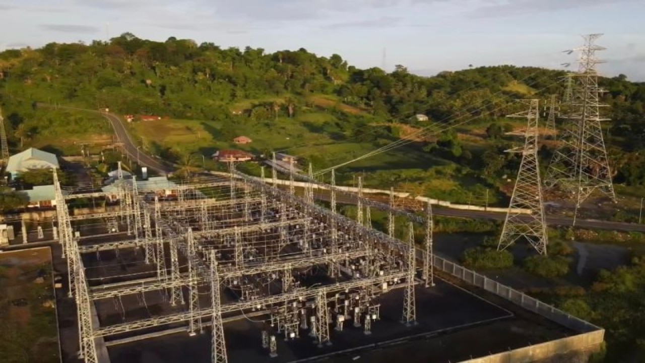 Suasana infrastruktur kelistrikan Saluran Udara Tegangan Tinggi (SUTT) 150 kV Likupang-Paniki guna meningkatkan keandalan listrik di Destinasi Pariwisata Super Prioritas (DPSP) di Sulawesi Utara. Antara/ HO- PLN UIP Sulawesi