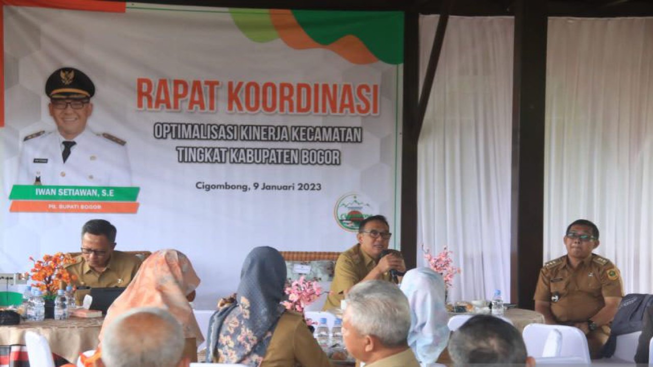 Plt Bupati Bogor Iwan Setiawan memimpin Rapat Koordinasi (Rakor) Optimalisasi Kinerja Kecamatan di Cibinong, Kabupaten Bogor, Jawa Barat, Senin (9/1/2023). (ANTARA/HO-Humas Pemkab Bogor)