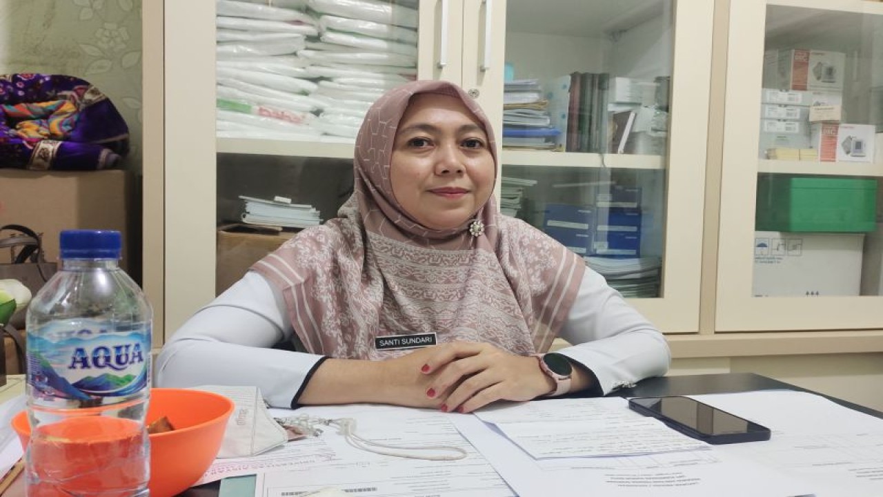 Pelaksana Tugas (Plt) Kepala Dinas Pengendalian Penduduk dan Keluarga Berencana (PPKM) Kota Bandarlampung, Santi Sundari, di Bandarlampung, Rabu. (ANTARA/Dian Hadiyatna)