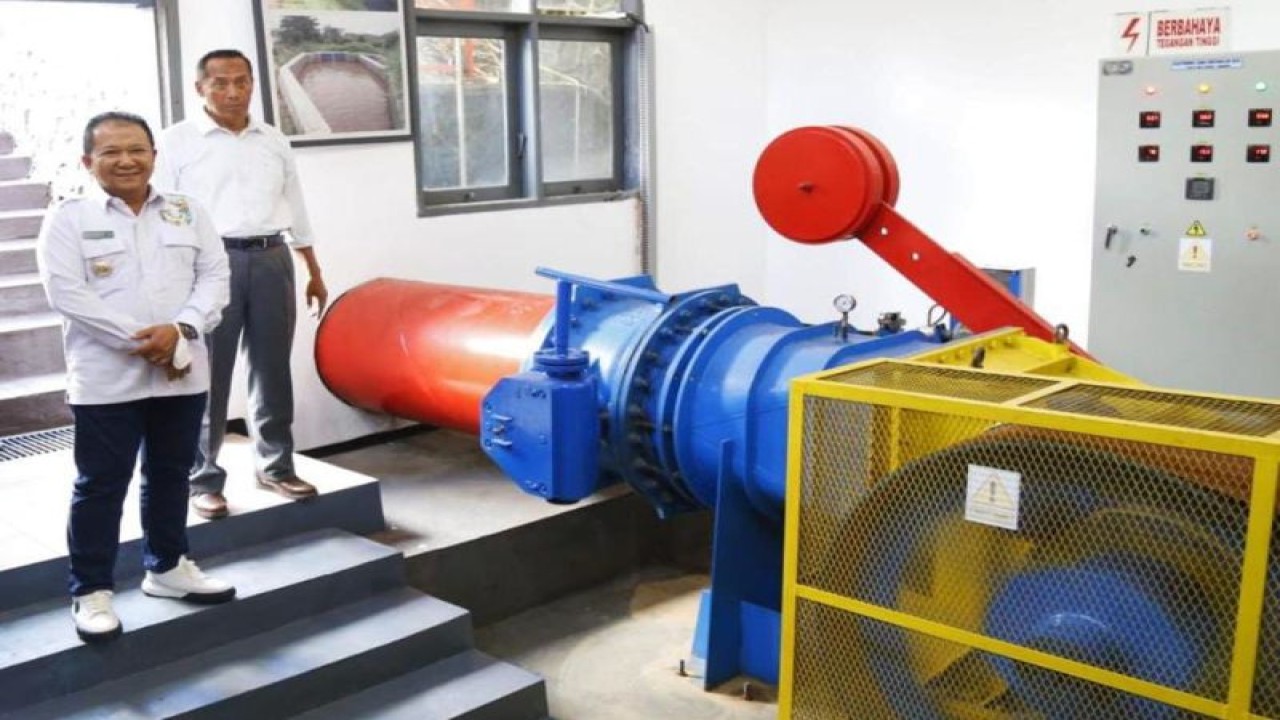 Bupati Jember Hendy Siswanto (kiri) dan Rektor UMM Fauzan melihat inovasi PLTMH maupun PLTS di Kampus UMM, Senin (9/1/2023). (ANTARA/HO-Diskominfo Jember)