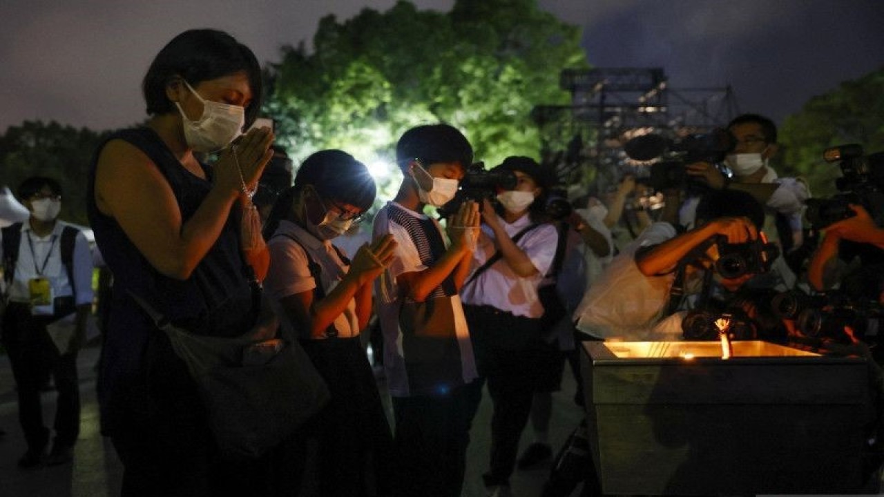 Arsip - Warga berdoa di depan tugu peringatan para korban bom atom 1945 di Peace Memorial Park di Hiroshima, Jepang barat (06/08/2022). (ANTARA/Kyodo via REUTERS)