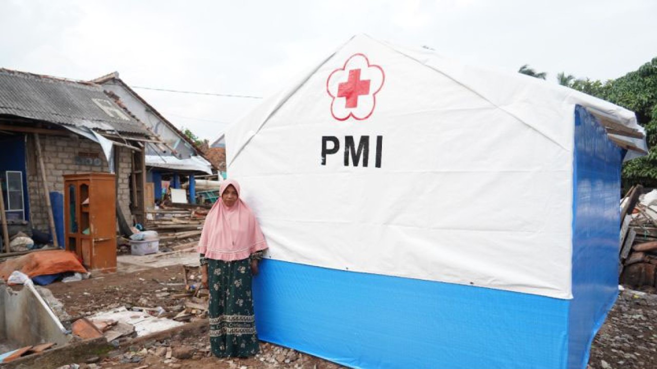 Warga korban gempa Cianjur, Jawa Barat, mulai menempati hunian darurat yang dibangun Palang Merah Indonesia (PMI) di Desa Nagrak, Kecamatan Cianjur.(ANTARA/Ahmad Fikri).