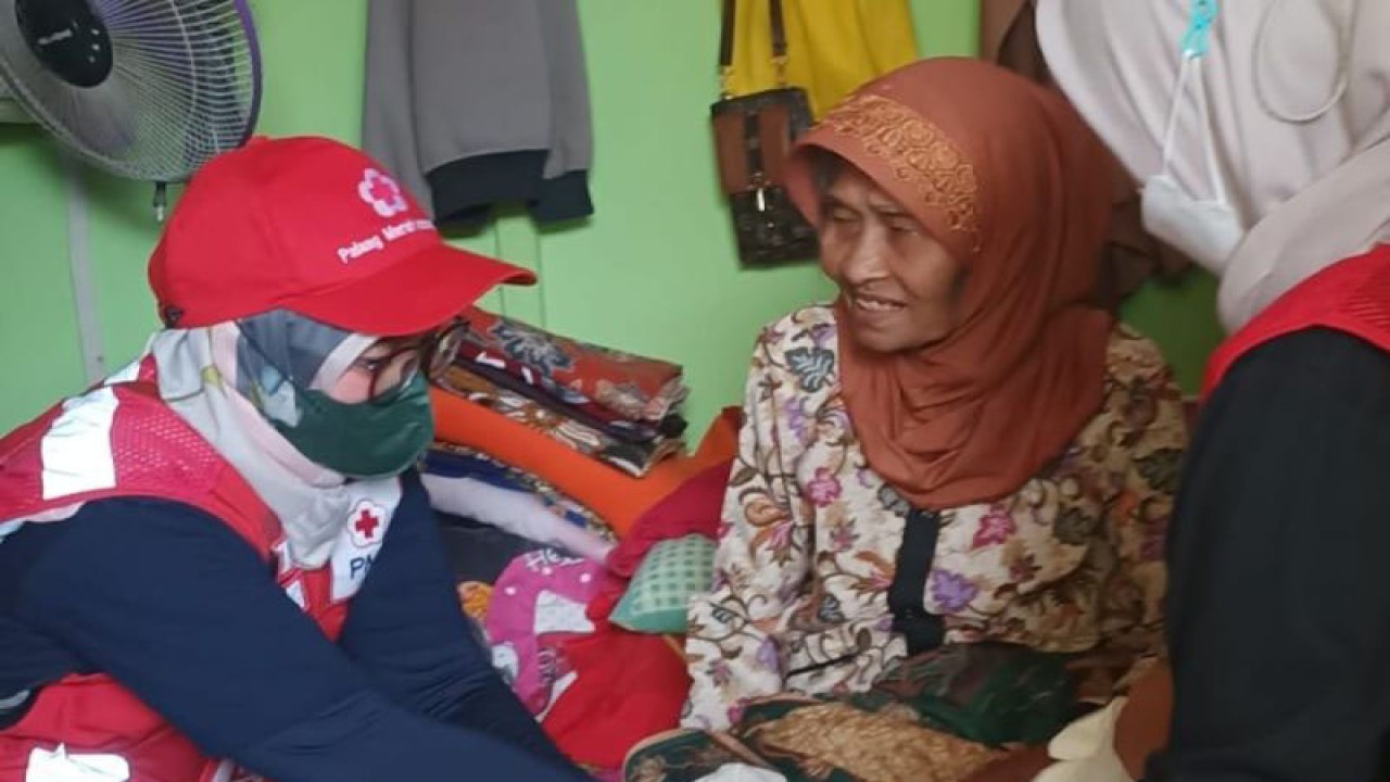 Tim kesehatan dari posko terpadu Palang Merah Indonesia (PMI) Cianjur, Jawa Barat, memberikan pelayanan bagi warga korban gempa dari rumah ke rumah sampai tiga bulan ke depan.(ANTARA/Ahmad Fikri)