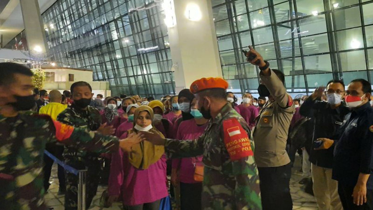 Ilustrasi-Petugas bandara saat memeriksa sejumlah pekerja miggran Indonesia (PMI) yang dipulangkan dari luar negeri (Azmi Samsul Maarif)