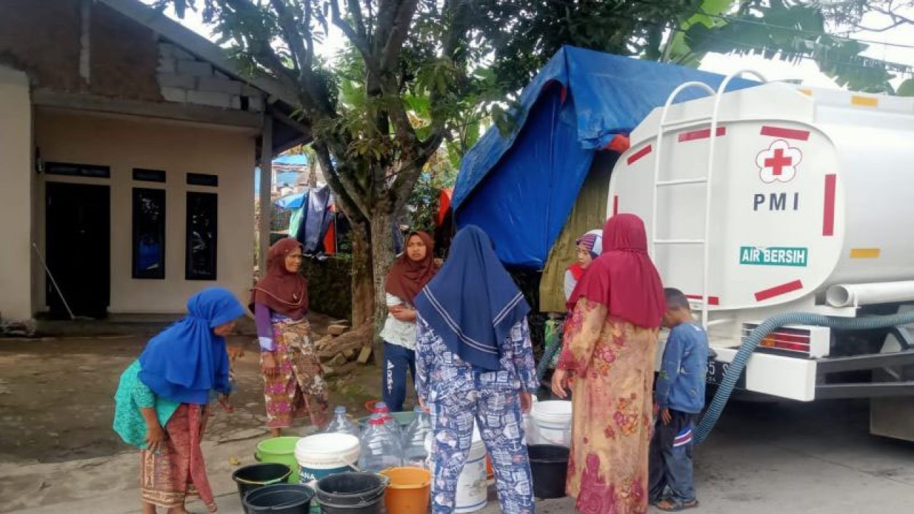 Tangki air Palang Merah Indonesia (PMI) mendapat pasokan air dari Perumdam Tirtamukti Cianjur, Jawa Barat, yang disalurkan untuk warga korban gempa di sejumlah wilayah di Cianjur.(ANTARA/Ahmad Fikri)