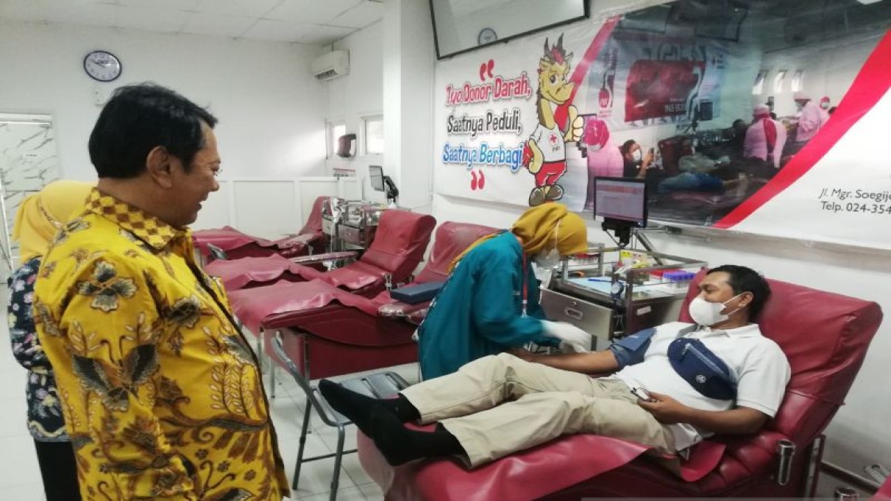 Bendahara PMI Jacobus Dwihartanto, saat meninjau UDD PMI Kota Semarang, Jumat (13/1/2023). (ANTARA/Zuhdiar Laeis)