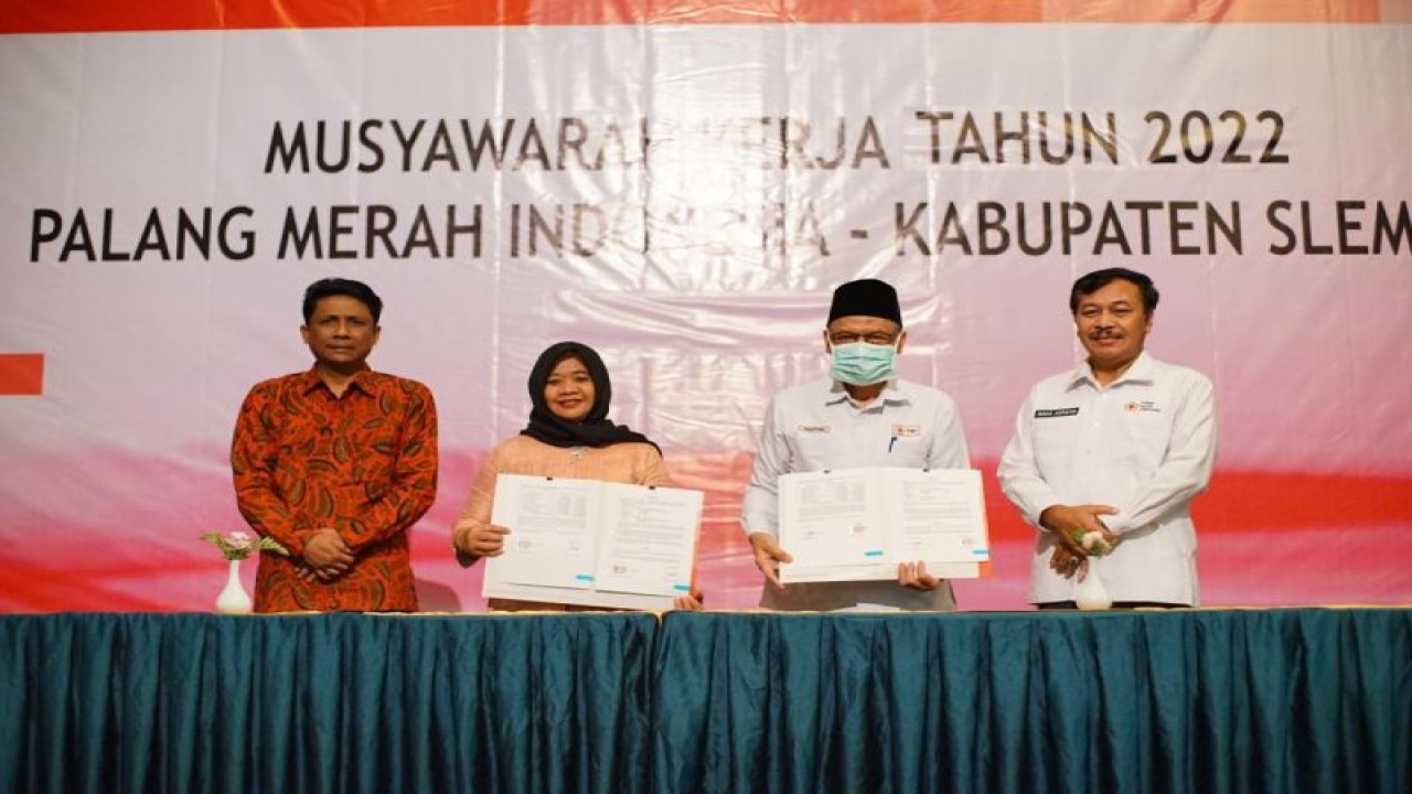 Bupati Sleman Kustini Sri Purnomo bersama Ketua PMI Sleman Sunartono, Ketua DPRD Kabupaten Sleman Haris Sugiharta dan Wakil Ketua PMI DIY Irjen Pol (Purn) Haka Astana M Widya, pada pembukaan Musker PMI Sleman, Sabtu (14/1/2023). FOTO ANTARA/HO-Bagian Prokopim Setda Sleman