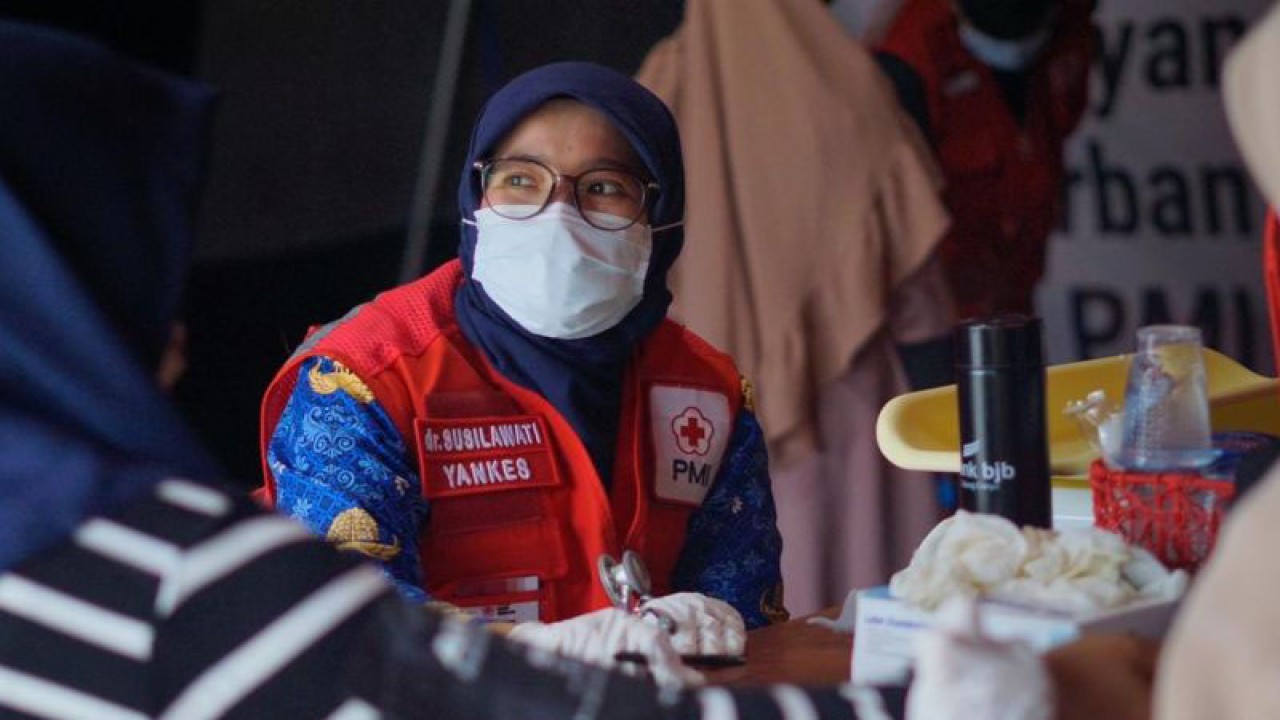 Palang Merah Indonesia (PMI) mengencarkan pelayanan kesehatan bagi warga korban gempa Cianjur, Jawa Barat, pagi dan petang seperti di posko pengungsian di Desa Nagrak, Kecamatan Cianjur, Selasa (17/1/2023). (ANTARA/Ahmad Fikri)