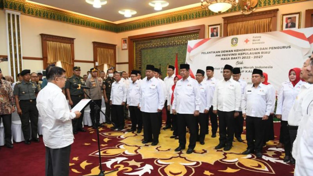 Ketua Umum Palang Merah Indonesia (PMI) Jusuf Kalla melantik Dewan Kehormatan dan Pengurus PMI Provinsi Kepulauan Riau (Kepri) periode masa bhakti 2022-2027 di Gedung Daerah, Kota Tanjungpinang, Kamis (19/1). (ANTARA/Ogen)