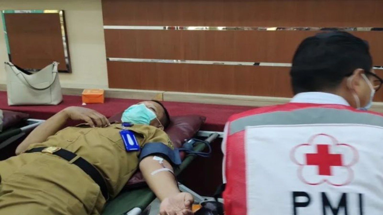 Arsip: Anggota PMI Lampung sedang mengambil darah seorang Aparatur Sipil Negara (ASN) yang mendonorkan darahnya. (ANTARA/Dian Hadiyatna)