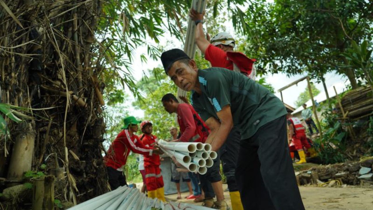 Relawan Palang Merah Indonesia (PMI) dibantu warga Kampung Pasircau, Desa Sukajaya, Kecamatan Cugenang, Cianjur, Jawa Barat, memasang pipa air bersih untuk kebutuhan warga terdampak gempa.(ANTARA/Ahmad Fikri). (Ahmad Fikri)