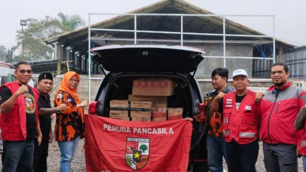 Ketua PMI Kendal-Jawa Tengah, dr Budi paling kiri bersama pengurus Ormas Pemuda Pancasila Kendal, menyerahkan langsung bantuan untuk korban gempa Cianjur, Jawa Barat, melalui PMI Cianjur, Senin (30/1/2023).(ANTARA/Ahmad Fikri).