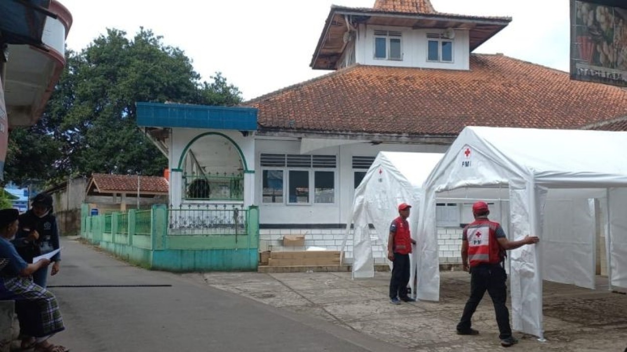 Dua tenda didirikan relawan Palang Merah Indonesia (PMI) di Pondok Pesantren Nuurul Hikmah di Desa Maleber, Kecamatan Karangtengah, Cianjur, Jawa Barat, untuk ruang kelas sementara karena ruang kelas yang ada ambruk akibat gempa, Ahad (8/1/2023).(ANTARA/Ahmad Fikri)
