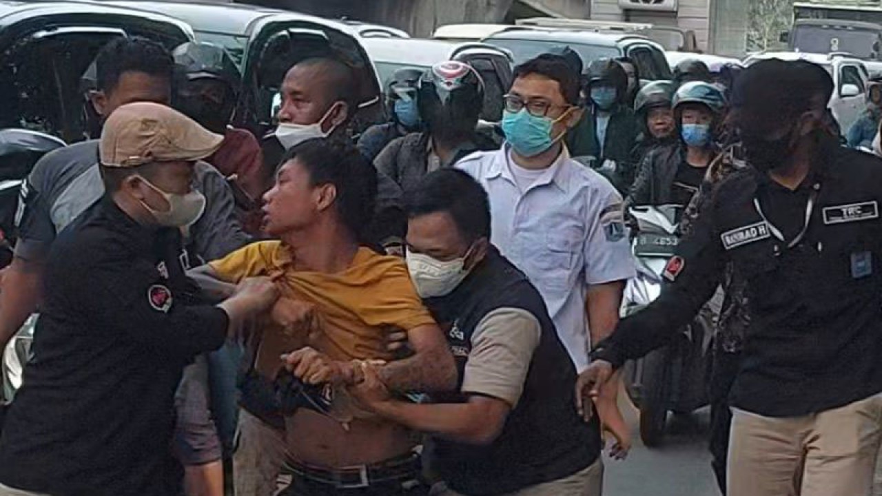 Penyandang Masalah Kesejahteraan Sosial (PMKS) digelandang petugas Pelayanan, Pengawasan, dan Pengendalian Sosial (P3S) Suku Dinas Sosial ke dalam mobil untuk direhabilitasi ke Panti Sosial Cipayung, Jakarta Timur (30/3/2022). (ANTARA/Abdu Faisal)