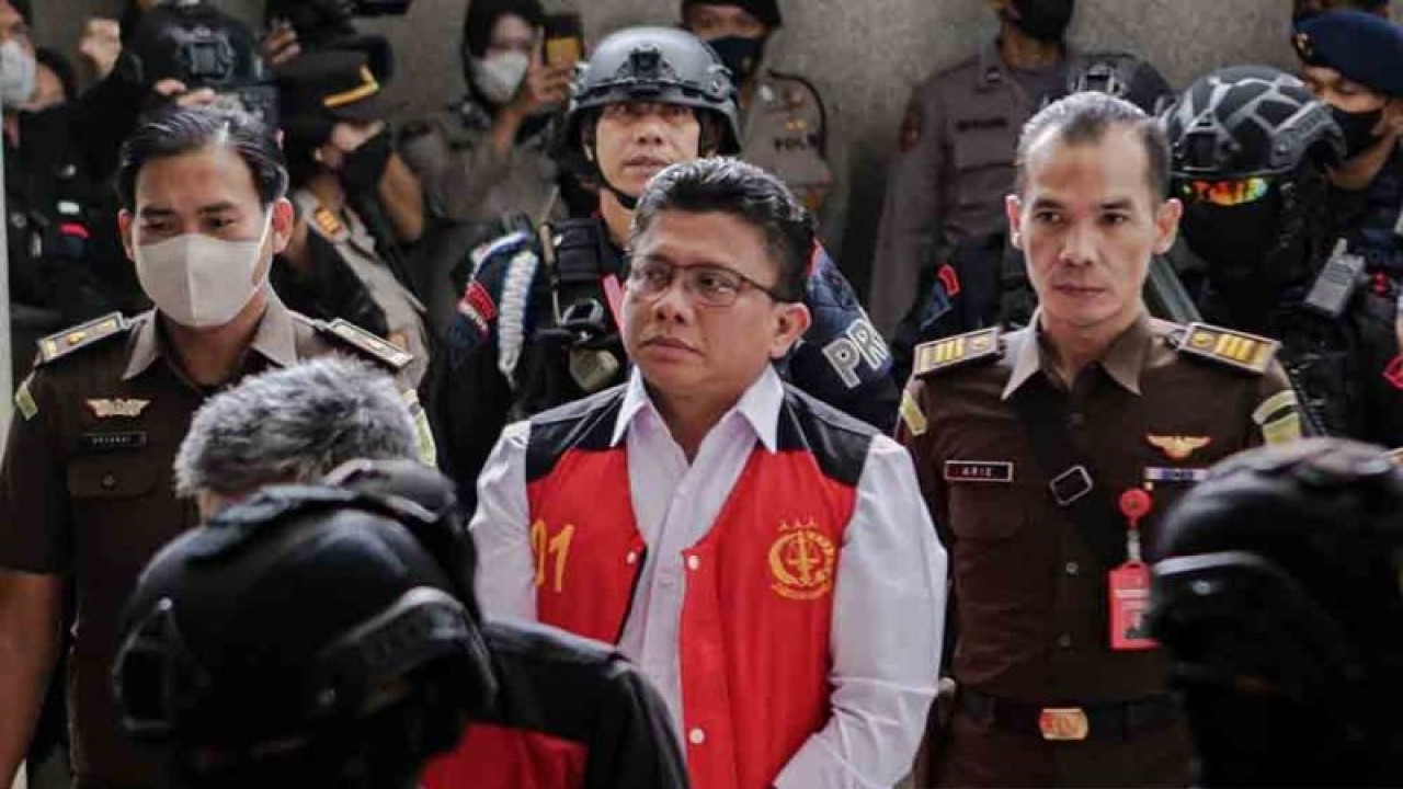 Terdakwa kasus pembunuhan berencana terhadap Nofriansyah Yousa Hutabarat atau Brigadir J, Ferdy Sambo (dua kanan), berjalan menuju ruang sidang di Pengadian Negeri Jakarta Selatan, Jakarta, Selasa (17/1/2023). (ANTARA FOTO/Fauzan/rwa)