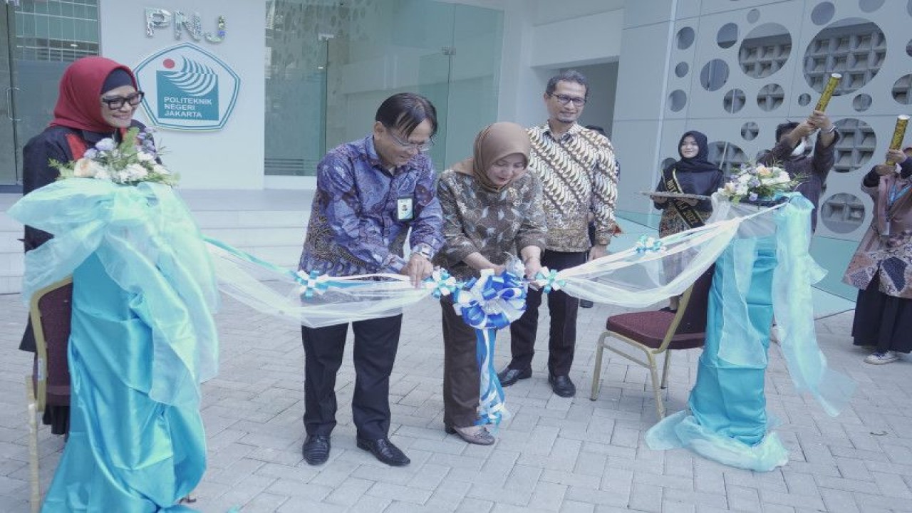 Peresmian Gedung Laboratorium Terpadu Pusat Unggulan Teknologi (PUT) Politeknik Negeri Jakarta (PNJ) di Jakarta, Ahad (8/1/2023) . (ANTARA/HO-Humas Kemendikbudristek)