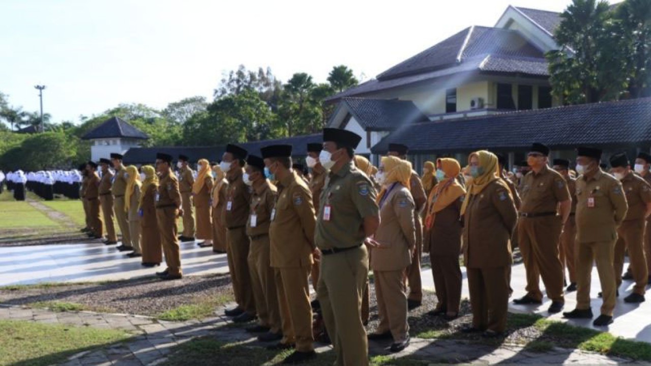 Sejumlah pegawai negeri sipil (PNS) saat mengikuti upacara di lapangan Puspemkab Tangerang (ANTARA/HO-Pemkab Tangerang)