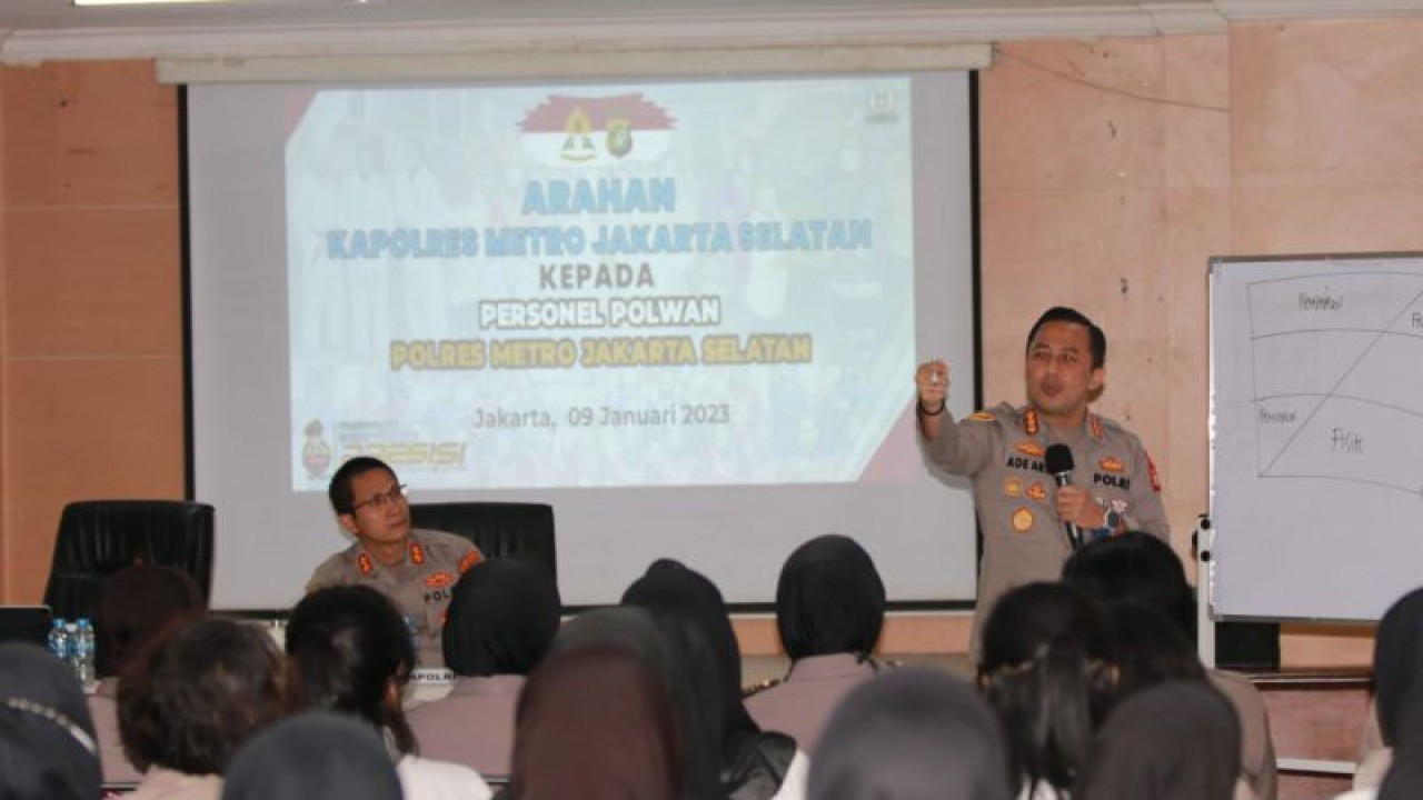 Kapolres Jakarta Selatan Kombes Pol Ade Ary Syam Indradi berdialog dengan Polisi Wanita (Polwan) pada acara dialog dan curhat polwan dengan Kapolres di Polres Jakarta Selatan, Selasa (10/1/2023). (ANTARA/HO-Polrestro Jakarta Selatan)