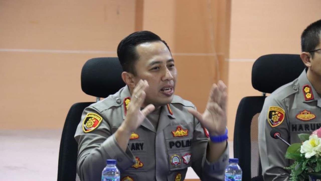 Kapolres Jakarta Selatan Kombes Pol Ade Ary Syam Indradi saat berdialog dengan Bhabinkamtibmas di Polres Jakarta Selatan, Kamis (5/1/2023). ANTARA/HO-Polres Jakarta Selatan