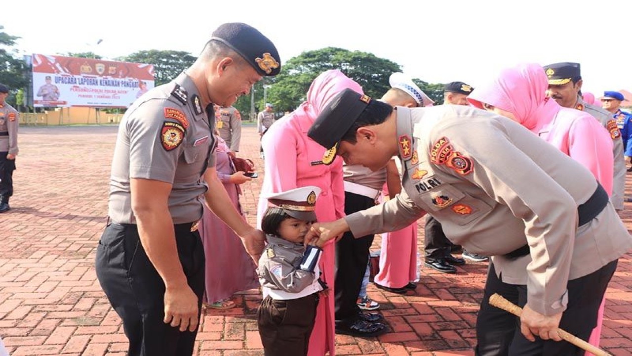 Kapolda Aceh Irjen Pol Ahmad Haydar menyalami anak personel Polri yang naik pangkat di Mapolda Aceh, Banda Aceh, Selasa (3/1/2023). ANTARA/HO/Bidhumas Polda Aceh